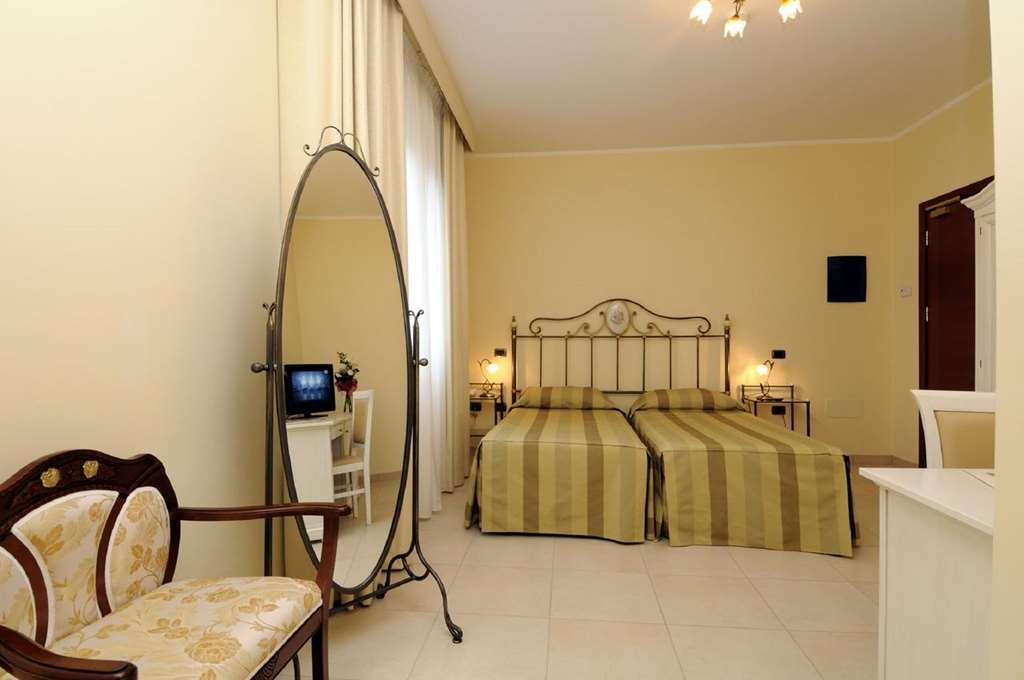 Hotel Villa Fiorita جوليانوفا الغرفة الصورة